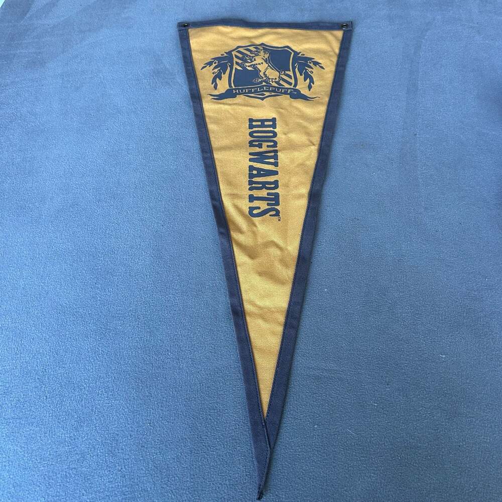 Pottery Barn Harry Potter Hogwarts Hufflepuff House Pennant Flag Banner T34